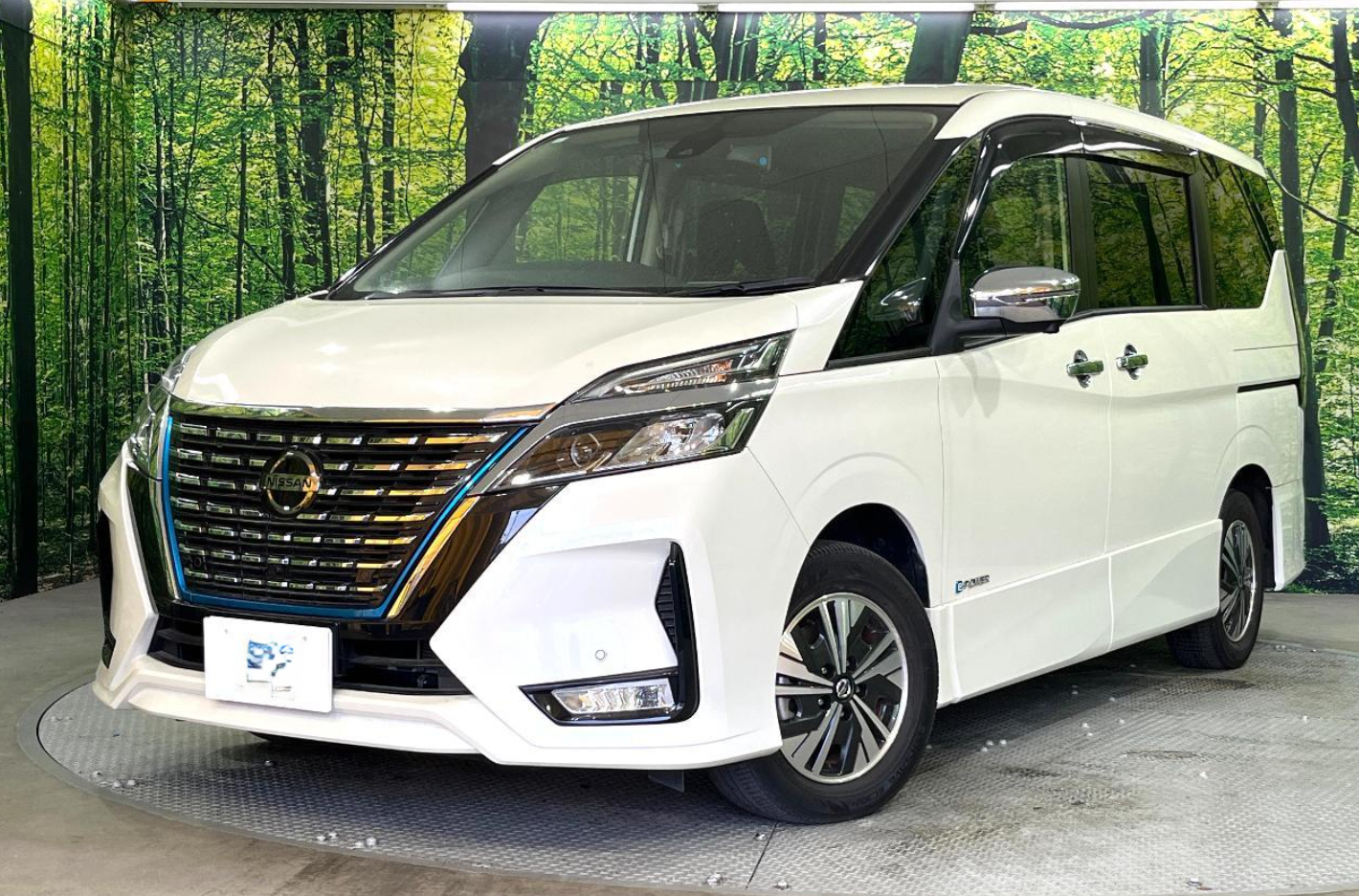 Nissan-Serena-2021-Pearl-White